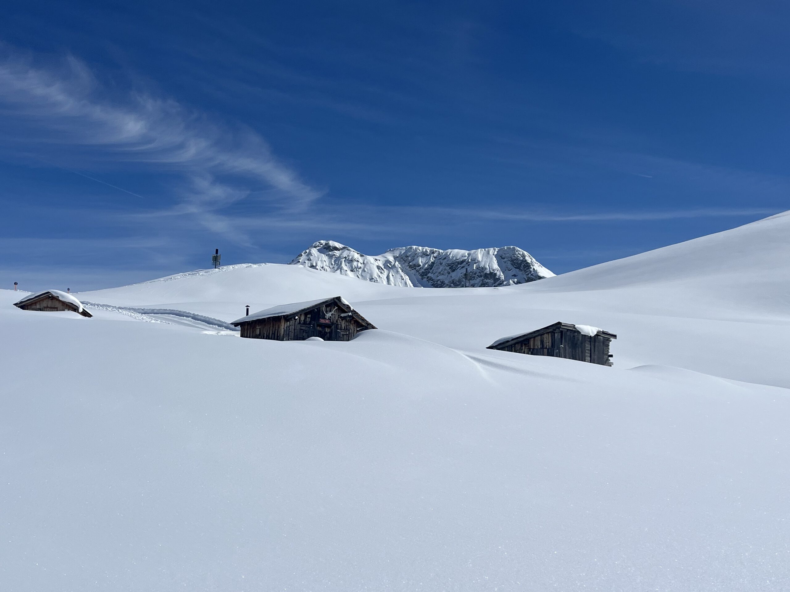 Almhütten im Schnee