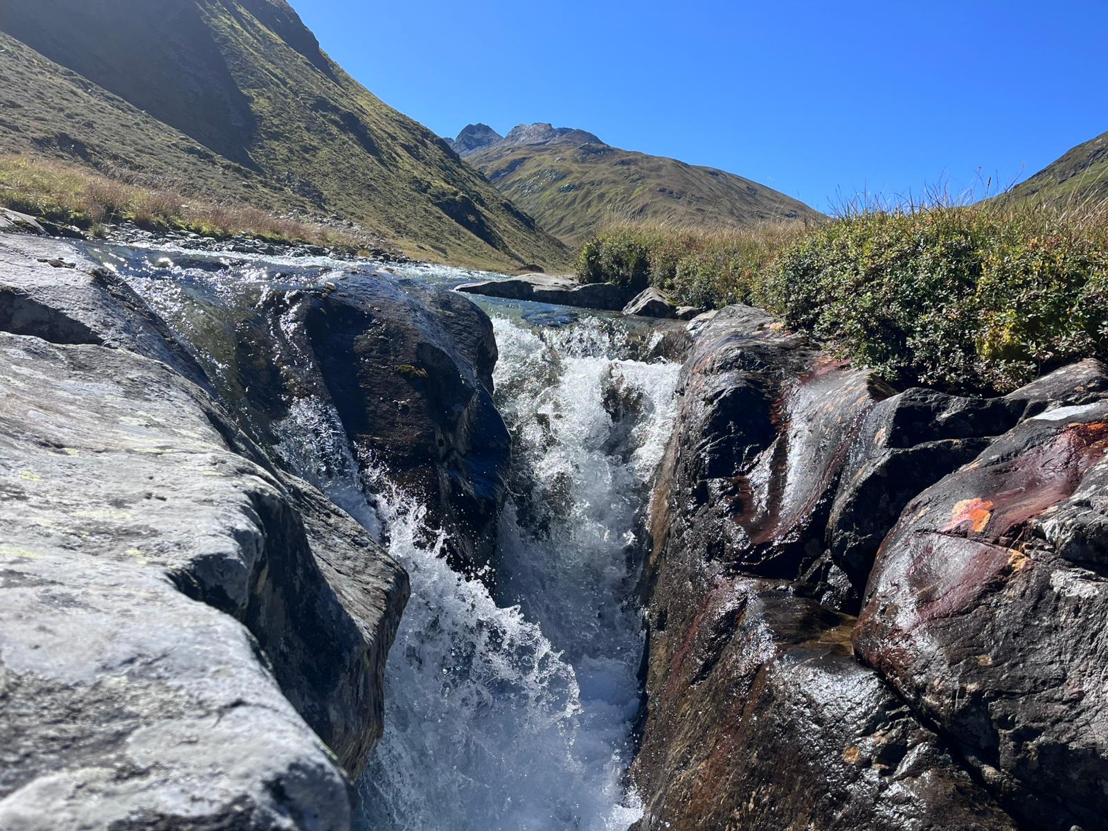 Quellwasser – Wasserfall und reines Wasser aus den Bergen