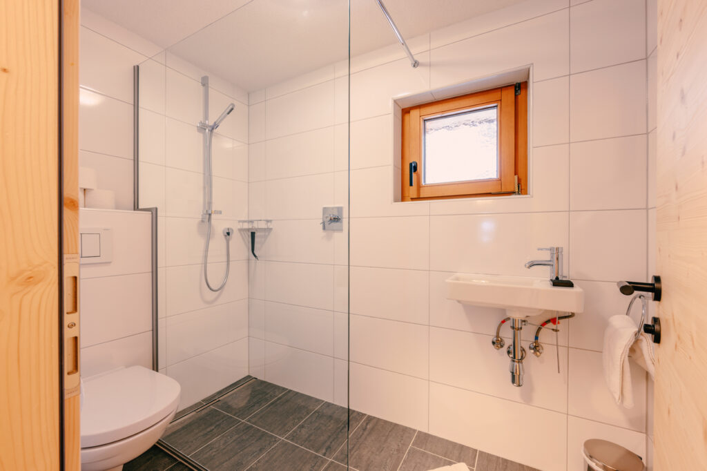 Modernes Badezimmer im Chalet Apartment Haus Richard Falch