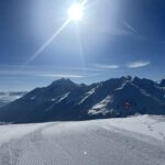 Verschneite Berglandschaft mit Sonnenschein in St. Anton am Arlberg