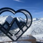 Herzförmige Skulptur mit Blick auf die Berge in St. Anton am Arlberg