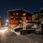 Chalet Haus Richard Falch bei Nacht im Winter in St. Anton am Arlberg mit Schnee und Beleuchtung
