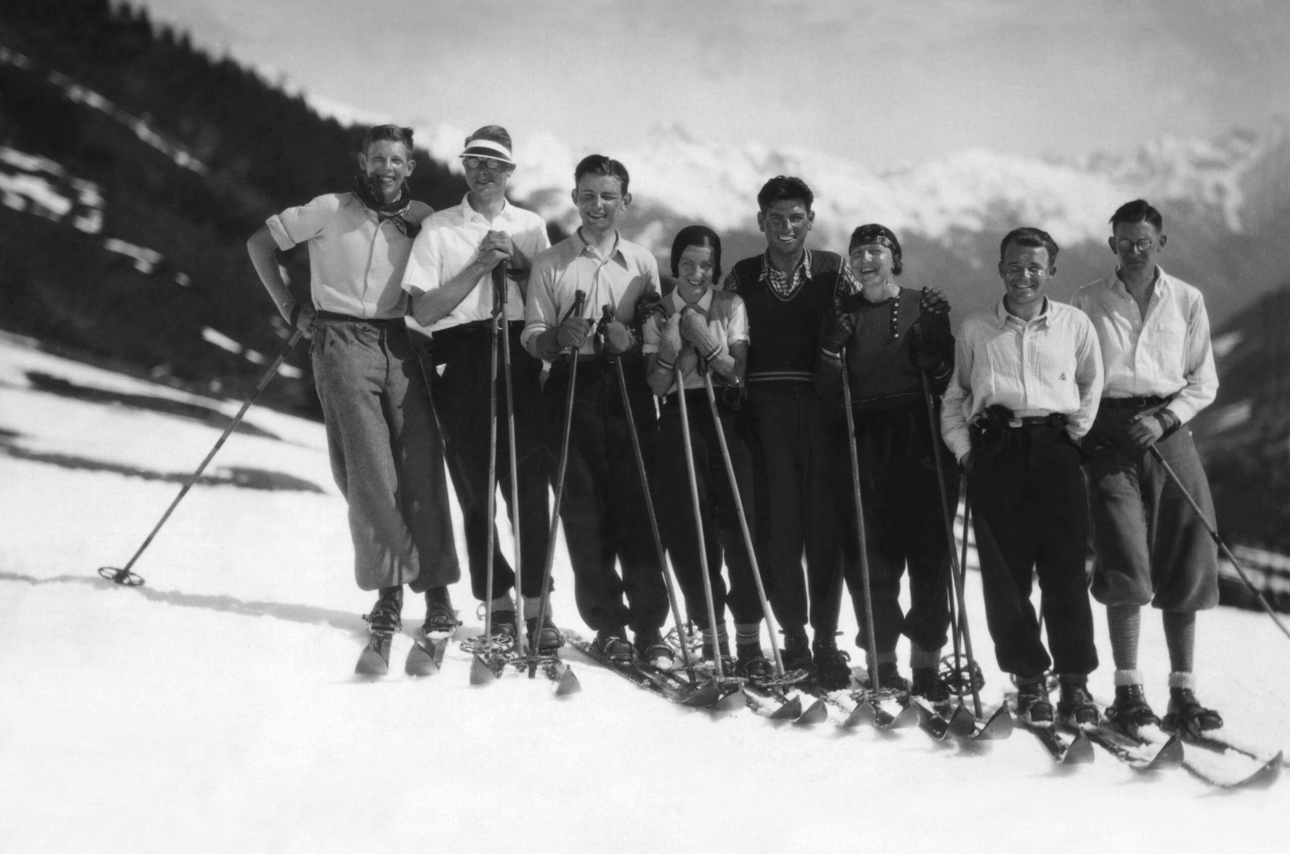 Historic ski group in St. Anton am Arlberg with Richard Falch in the centre