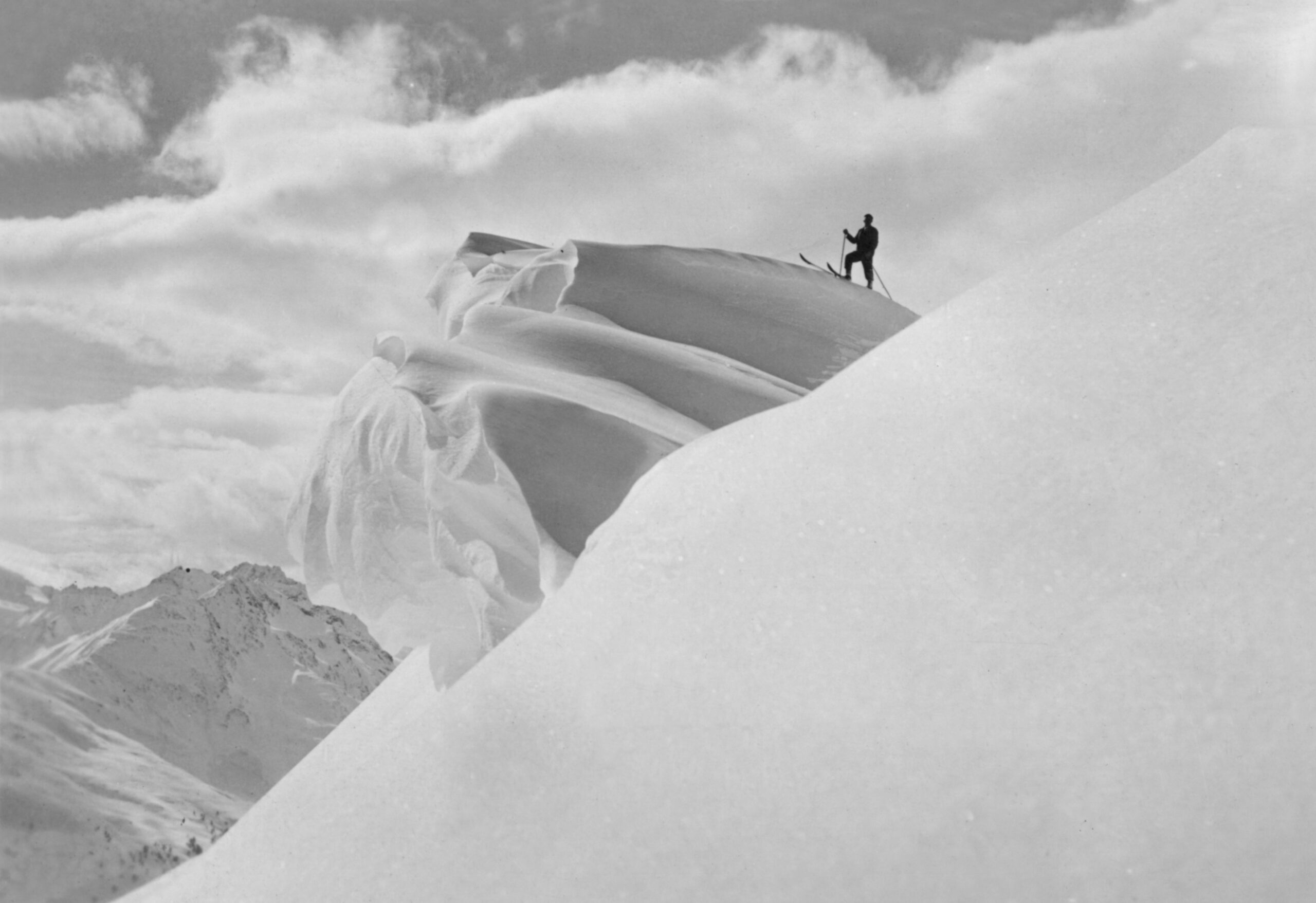 Historic photograph of Richard Falch standing above massive snowdrifts in St. Anton am Arlberg